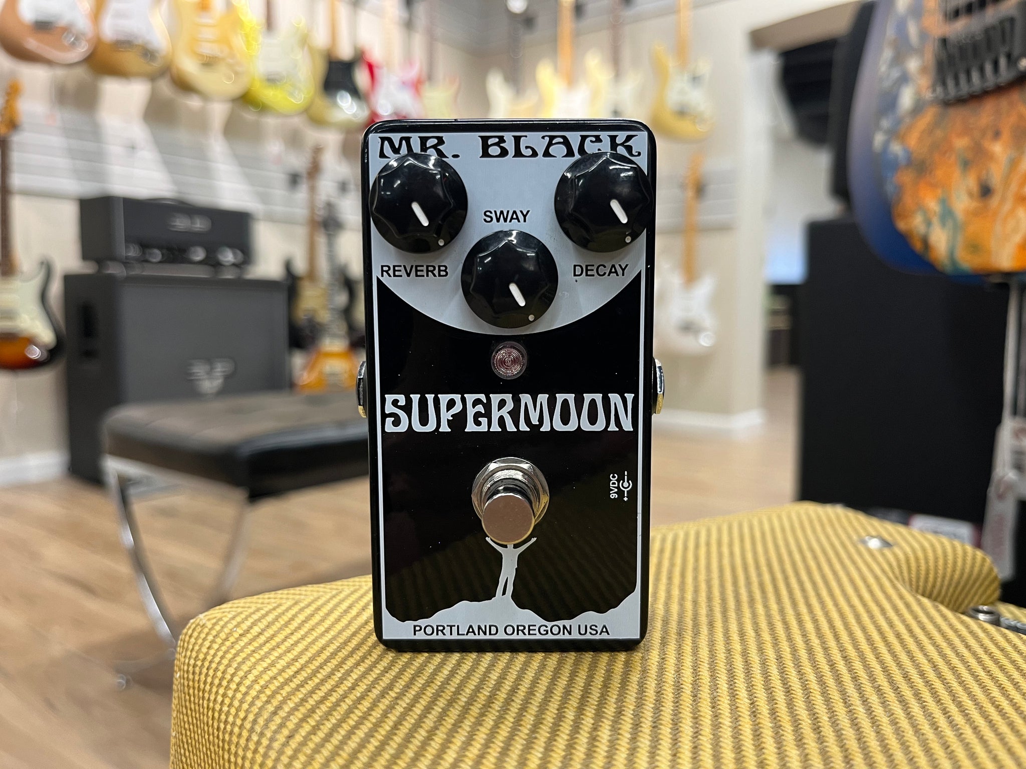 Mr. Black Supermoon Reverb